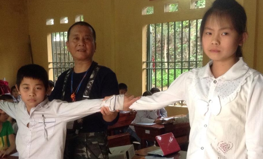 Trò chơi 4 - Nắm tay cứu đuối
