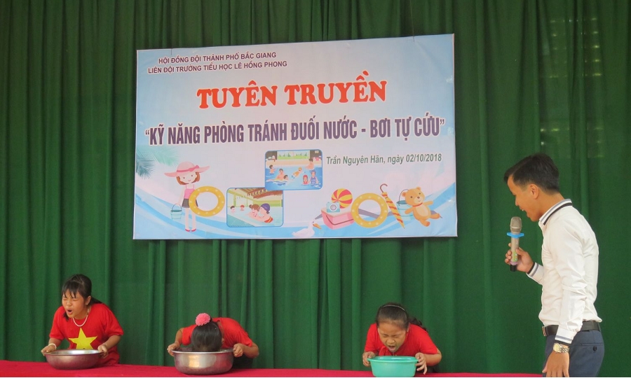 Bơi tự cứu lan tới trường học