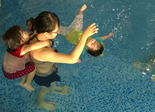 Tép và Bông học bơi ở bể Hoàng Hoa Thám Hà Nội