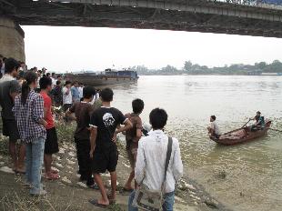 Phú Thọ: Theo bố lên tàu, con gái chết đuối