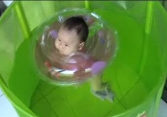 Trẻ sơ sinh bơi lội - Baby swimming
