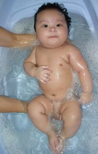 Tập bơi cho trẻ sơ sinh ở Việt Nam