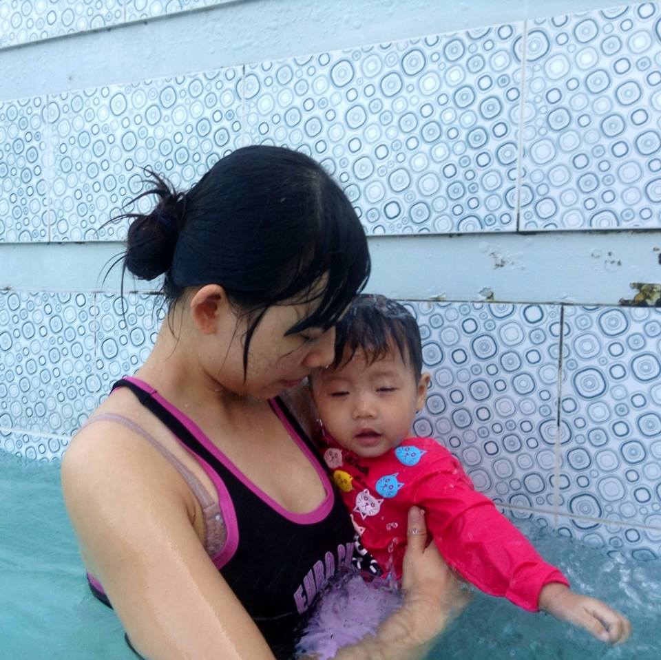Các bé sơ sinh học bơi ở Thôn Thượng...