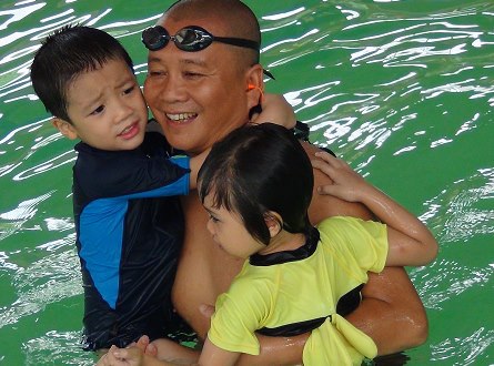 Có thể dạy bơi cho bé từ lúc lọt lòng