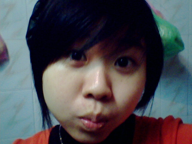 Lê Thu Huyền học bơi