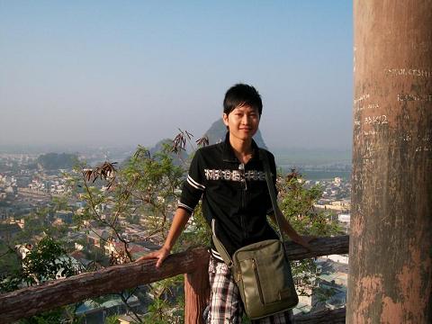 Hoàng Minh học bơi