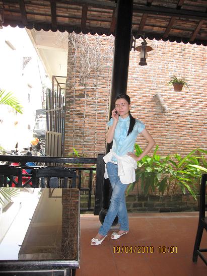Thuỳ Linh học bơi với E-Bơi Mail