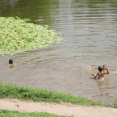 Hai chị em suýt chết vì ngã xuống ao