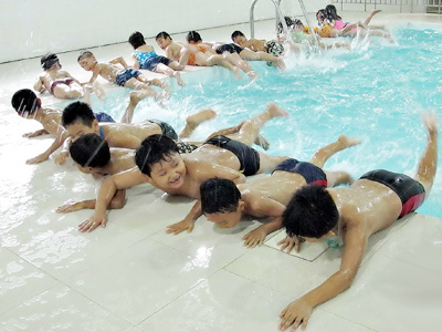 “Bơi” với chủ trương dạy... bơi