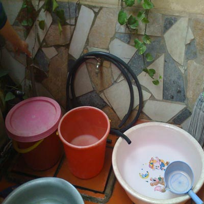 Ngã vào xô nước lau nhà, cháu bé 15 tháng tuổi nguy kịch